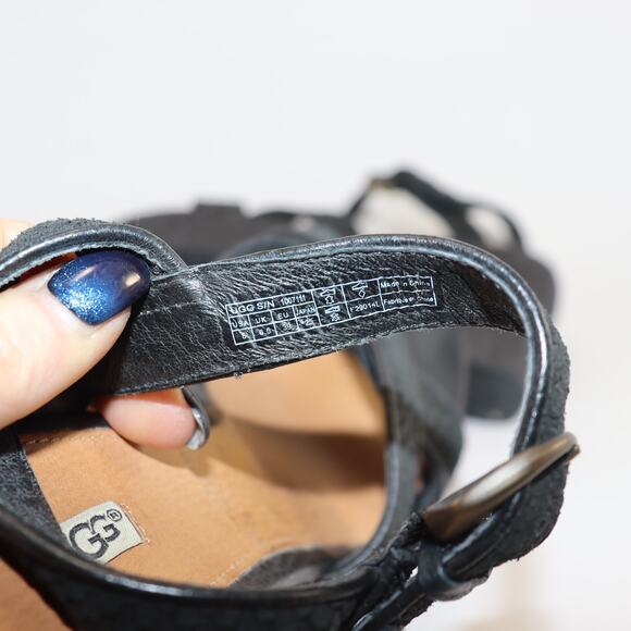 UGG Black Wedge Sandals – Size 8 Platform Heel Ankle Strap Textured Leather - Picture 4 of 6